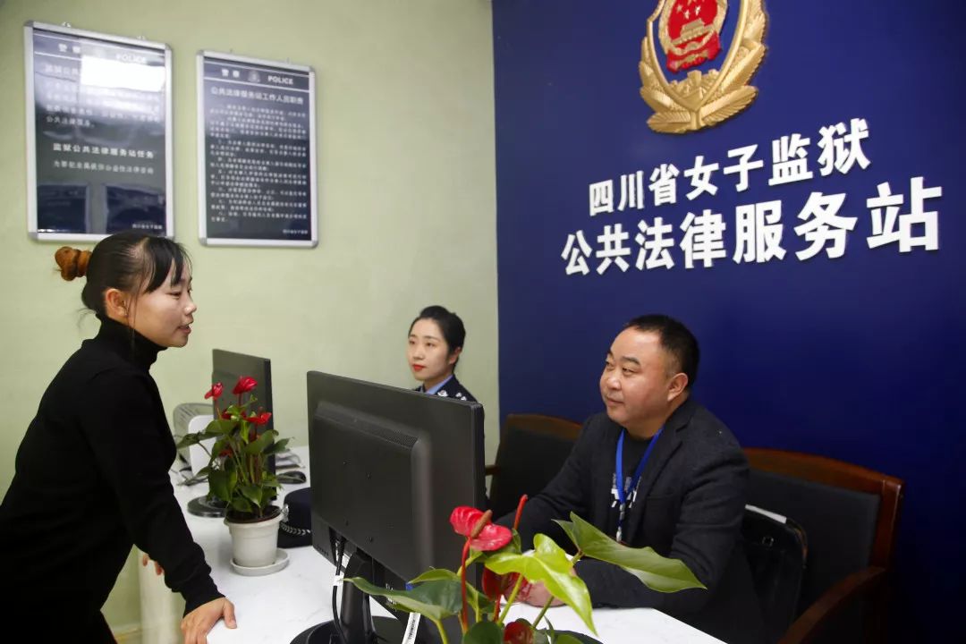 上班时间“发传单”，她们竟然是在发福利？